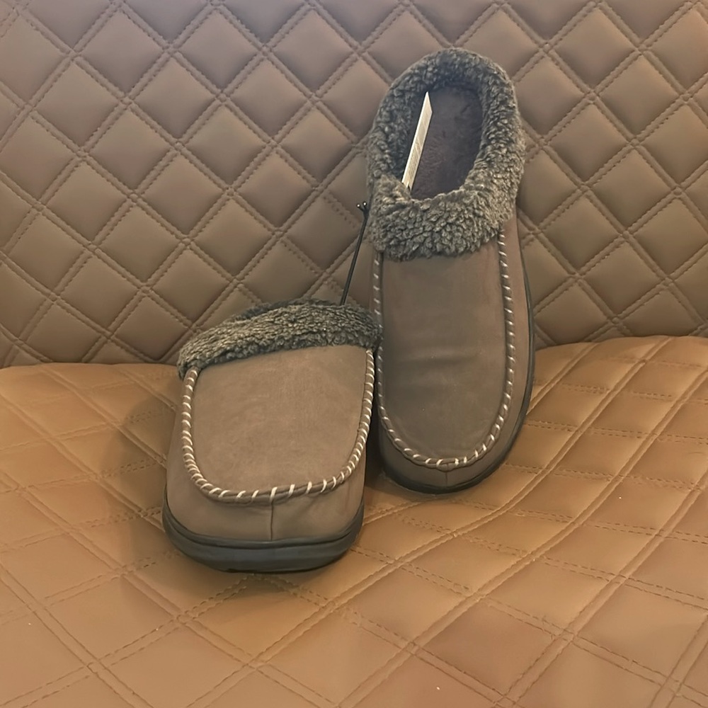 NWT Men’s memory foam slippers